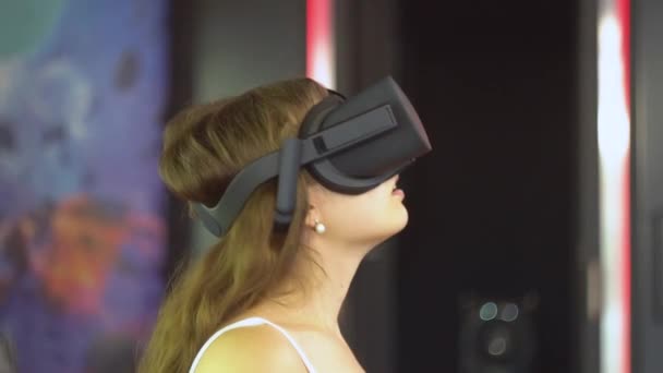 Chica joven en gafas de realidad virtual se ve — Vídeos de Stock