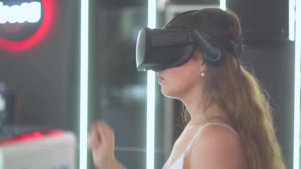 Meisje in virtual reality bril houdt een imaginaire horizontale lijn met haar hand — Stockvideo