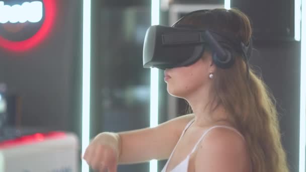 Meisje in virtual reality bril houdt een imaginaire chaotische lijn met haar hand — Stockvideo