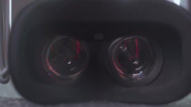 Solucan ışığı parlayan sanal gerçeklik gözlüklerinin yakın görüntüsü