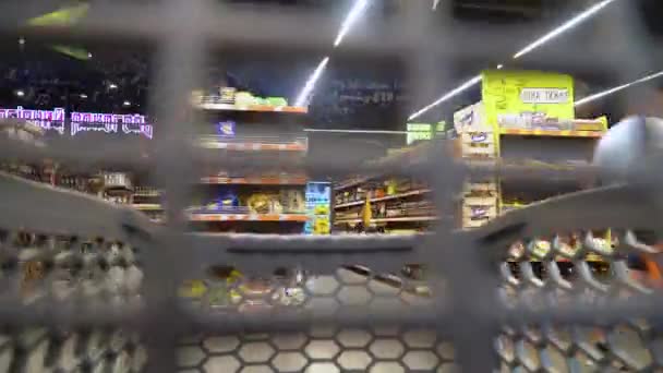 Ternopil, Ukrajna - 2019. július 31.: Séta a szupermarket soraiban. Kilátás bevásárlókosárból — Stock videók