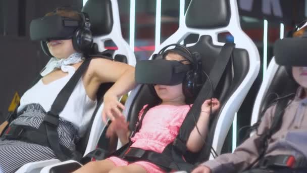 Una mujer adulta y dos niños se están preparando para comenzar a jugar a la instalación de realidad virtual — Vídeo de stock