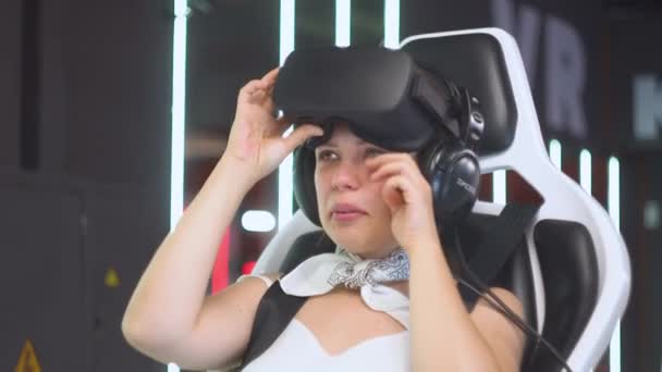 Skutečná reakce dospělé dívky nebo ženy po instalaci virtuální reality session — Stock video