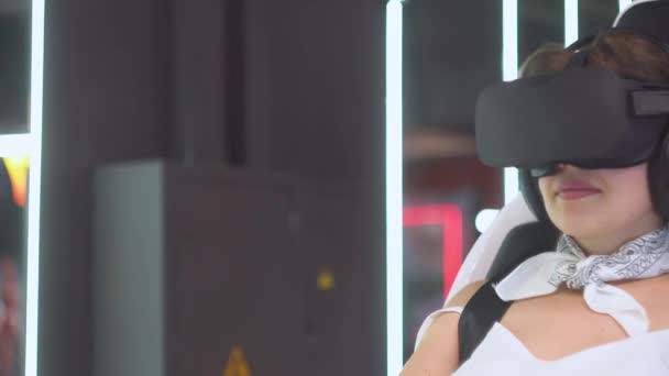 Adult girl or woman looking all around in virtual reality glasses — Stock Video