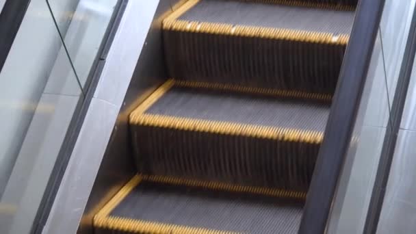 Вид на ескалатор, що рухається вниз — стокове відео