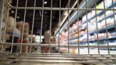 Süpermarketin sıralamasında yürü. Alışveriş arabasından görüntü