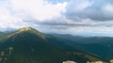 Dağ sırası. Dağ yolu. Ormanlı dağlar. Zaman Süreleri