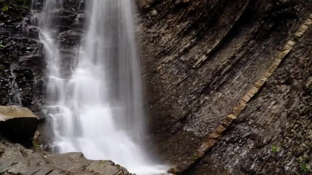 Vackert vattenfall på sommaren. Ett snabbt vattenfall. Utsikt över vattenfallet underifrån — Stockvideo