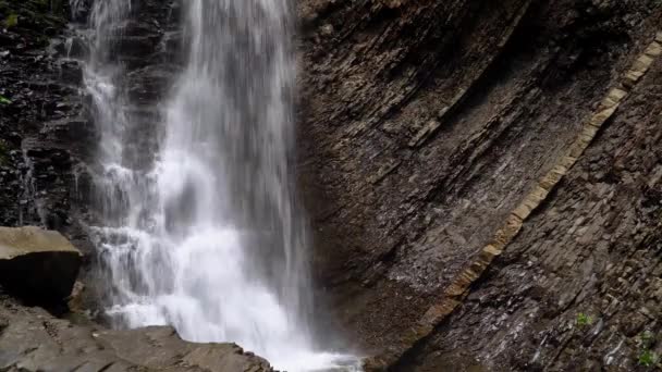 Hermosa cascada en verano. Una cascada rápida. Vista de la cascada desde abajo — Vídeos de Stock