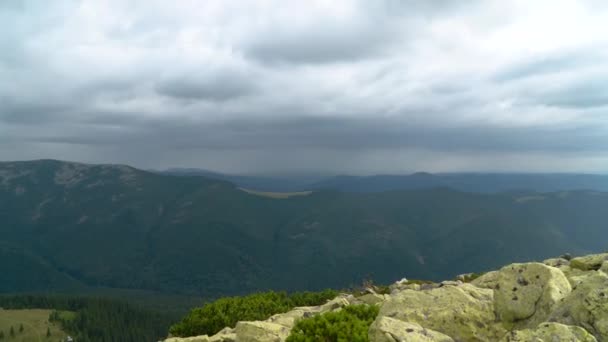 Chaîne de montagnes. Sentier de montagne. Montagnes avec forêt. Délai imparti — Video