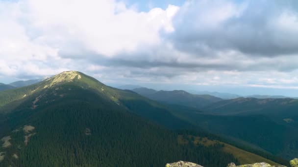 Cordillera. Sendero de montaña. Montañas con bosque. Tiempo de caducidad — Vídeo de stock