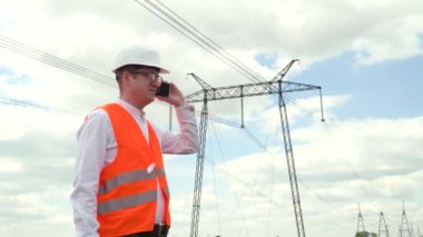 İletişim hatlarının yakınında çalışan bir mühendis. Enerji verimliliği kavramı