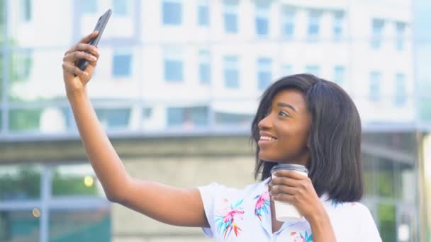 Elegante bela mulher de negócios afro-americana em máscara de proteção faz selfie. Fim da quarentena — Vídeo de Stock