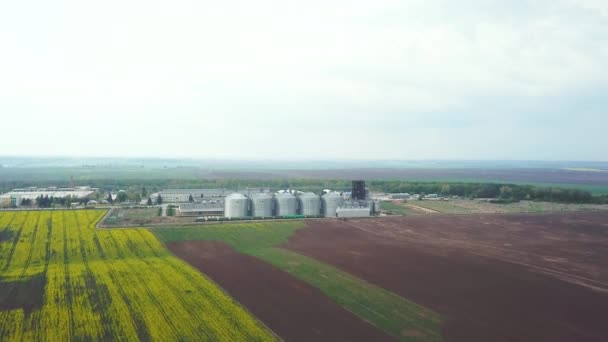 Vue aérienne de l'usine industrielle moderne pour la transformation et le stockage des produits agricoles, céréales maïs grain blé — Video