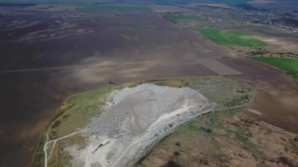 Vue aérienne de la décharge de la ville. Un énorme dépotoir. Des oiseaux encerclent les ordures. Beaucoup de plastique, déchets à la décharge — Video