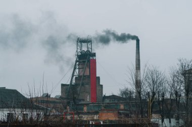 Kara dumanı gökyüzüne taşan endüstriyel kömür madeni. Kirliliği durdur, Donbass. Donetsk bölgesi, Ukrayna