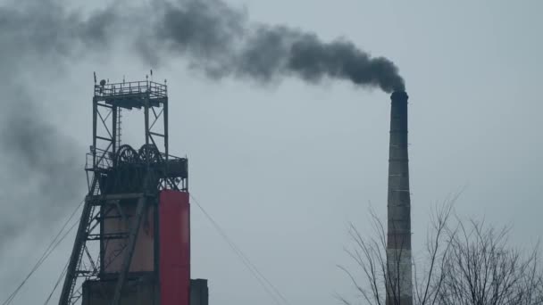 工业煤矿冒着黑烟冲向天空,顿巴斯.乌克兰顿涅茨克地区 — 图库视频影像