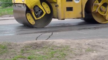 Yol silindiri asfalt asfalt döşeme üzerinde çalışıyor. Yol onarımı kavramı