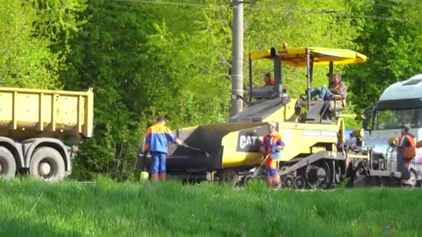 Ternopil, Ucrania, mayo de 2020: Trabajadores de la carretera ponen asfalto. Trabajos de carretera — Vídeos de Stock