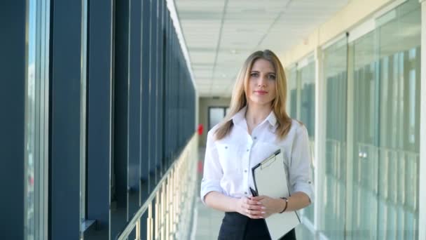 Nachdenkliche Geschäftsfrau, die in seinem Büro steht und über das nächste große Geschäft nachdenkt und aus dem Fenster schaut — Stockvideo