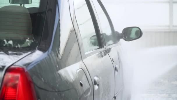 Car wash self-service. A man washes the machine with high-pressure equipment — Stock Video