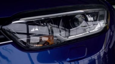 Prestijli, prestijli, modern bir arabanın ön ışıkları açık kalmış. Araba ve motor kullanma tutkusu kavramı