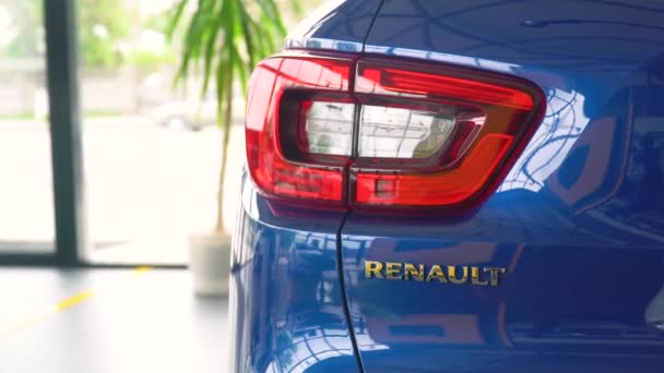 Párizs, Franciaország - May 15, 2020: Részletek bekapcsolt hátsó lámpák Renault Kadjar. Az autók és motorok iránti szenvedély fogalma — Stock videók