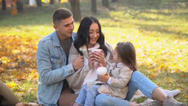 Happy family in autumn park drink coffee. Fall — Stock Video