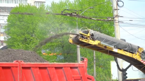 Smontaggio della pavimentazione in asfalto. I lavoratori tagliarono il vecchio asfalto e lo versarono nel retro del camion — Video Stock