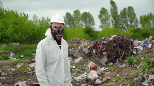 Aktywista z maską ochronną na wysypisku. Koncepcja zanieczyszczenia środowiska. Zatrzymać zanieczyszczenie — Wideo stockowe