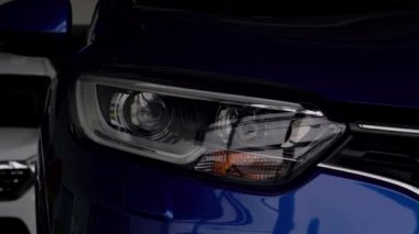 Prestijli, prestijli, modern bir arabanın ön ışıkları açık kalmış. Araba ve motor kullanma tutkusu kavramı