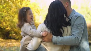 Autumn Park 'ta mutlu bir aile. Mutlu aile kavramı. Düş
