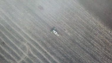 COLORADO, ABD, OCT 20, 2019: Hasat Claas 'ın sonbaharda sahadaki son tarım operasyonları. Modern hava manzarası tarlada buğday hasadını birleştiriyor