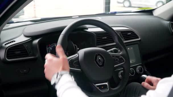 PARIS, FRANKREICH - 15. Mai 2020: Ein Mann in einem neuen Renault-Modell auf einer renommierten Automesse. Autogeschäft, Autoverkauf, — Stockvideo