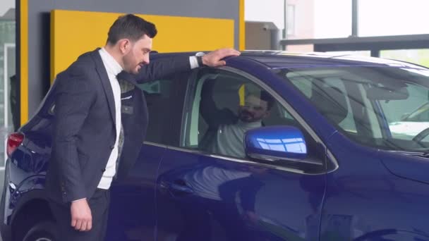 Stilvoller Mann inspiziert Neuwagen im Autohaus
