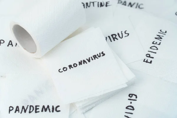 Туалетний папір з текстовим коронавірусом. Концепція Ковіда-19 — стокове фото
