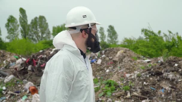 Aktivist forskare med skyddsmask på deponi. Miljöföroreningsbegreppet — Stockvideo
