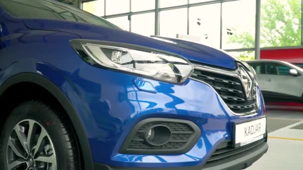 Párizs, Franciaország - MÁJUS 15, 2020: Új Renault Kadjar modell rangos auto show — Stock videók