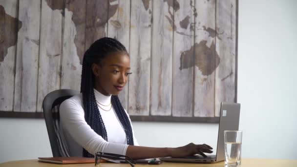 Hübsch afrikanisch amerikanisch student uses laptop — Stockvideo