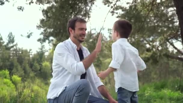 Padre e figlio giocano al parco nel fine settimana. Buona infanzia. Felice giorno dei padri. Il concetto di un felice — Video Stock