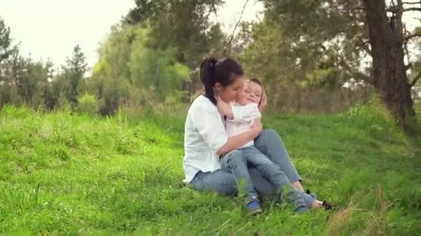 Madre e figlio giocano al parco nel fine settimana. Buona infanzia. Buona festa della mamma. Il concetto di un felice — Video Stock