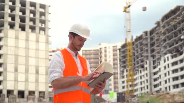 Architecte ou ingénieur travaillant, projet de construction de navigation de chantier avec tablette. Technologies numériques dans la construction de bâtiments — Video