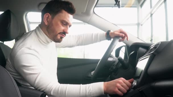 Κομψός άνθρωπος σε ένα νέο Renault χρησιμοποιούν τον αισθητήρα σε ένα διάσημο auto show. Auto επιχείρηση, πώληση αυτοκινήτων — Αρχείο Βίντεο