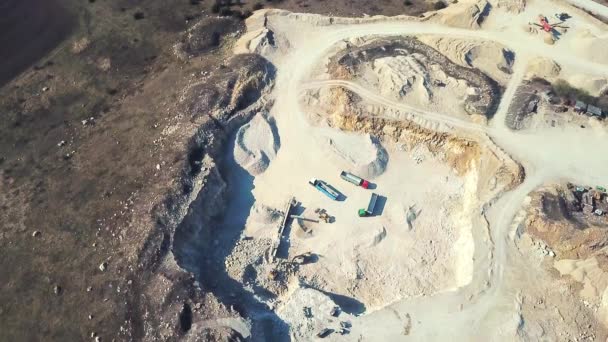 Экскаватор и грузовик работают в песчаном карьере. Вид с воздуха на погрузку песка в грузовик — стоковое видео