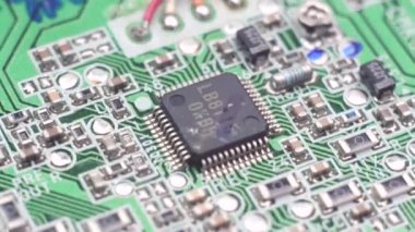 Bilgisayar ana kartının yeşil devre kartı geçmişi. Bilgisayar devre kartı kapanıyor, elektronik teknoloji arka planı