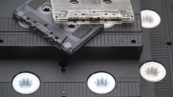 Cinta de vídeo VHS y casetes de audio antiguos. Concepto de los 80 — Vídeo de stock