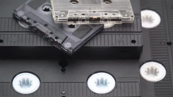 Cinta de vídeo VHS y casetes de audio antiguos. Concepto de los 80 — Vídeos de Stock