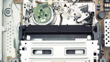 VHS video kaset kayıt cihazını yükle. VHS baş video kaydedici hareket halinde