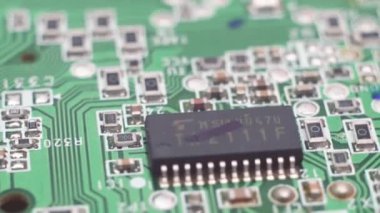 Bilgisayar panosundaki elektronik parçalar. Bilgisayar ana kartının yeşil devre kartı arkaplanı