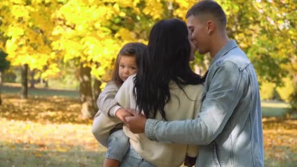 Família feliz no parque de outono. Feliz conceito de família. Queda — Vídeo de Stock